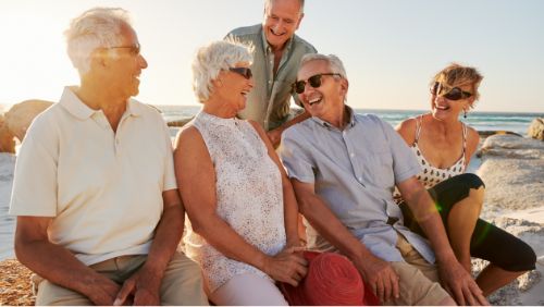 Mallorca Holiday for Seniors: Group of seniors relaxing at the beach.